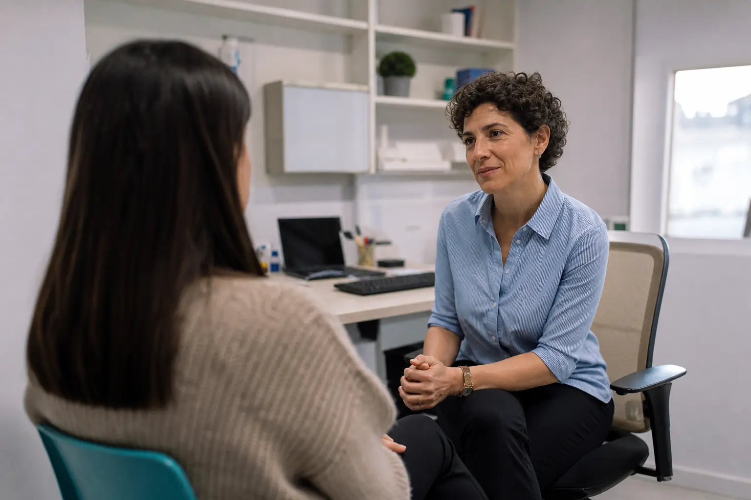 Un professionnel de santé accueille un patient adulte dans un cabinet médical clair